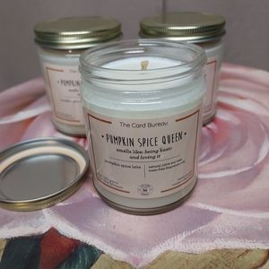 Candles  with fall scent in pumpkin spice Queen.